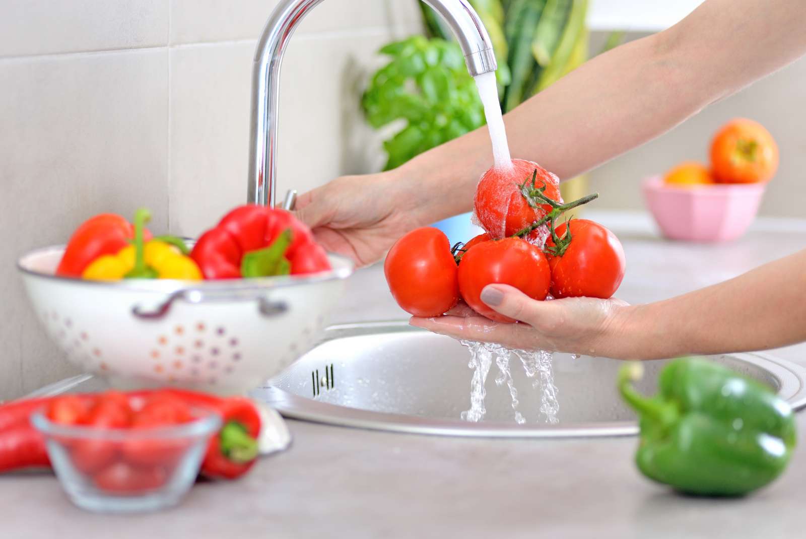 Does washing tomatoes remove pesticides?